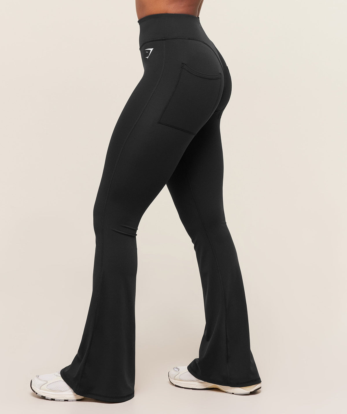 gymshark-superset-back-pocket-flared-legging-leggings-black-aw25