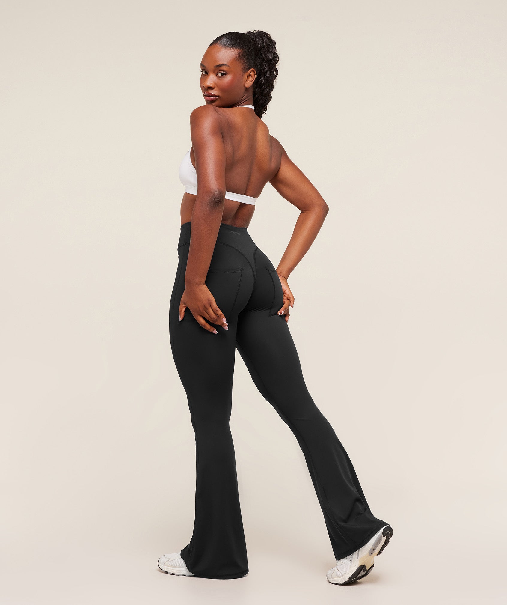 gymshark-superset-back-pocket-flared-legging-leggings-black-aw25