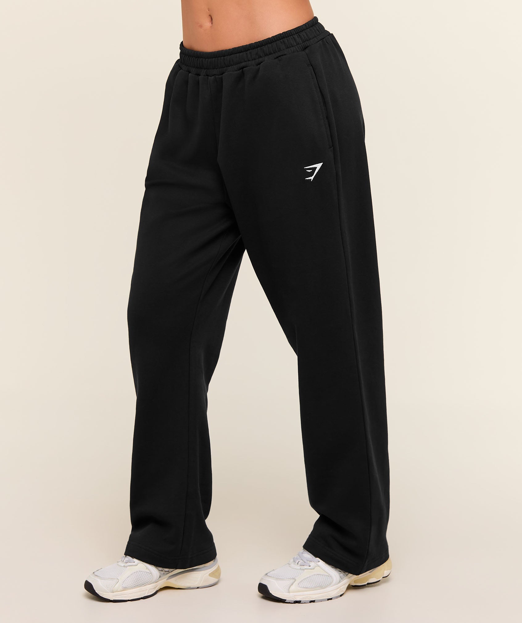 gymshark-training-fleece-straight-leg-joggers-black-ss25