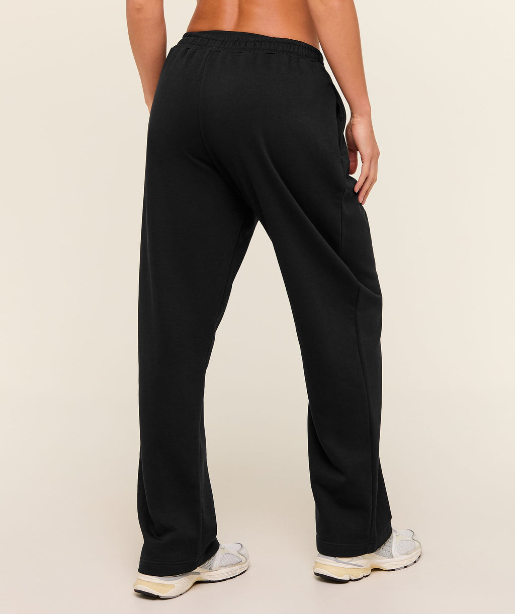 gymshark-training-fleece-straight-leg-joggers-black-ss25