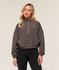 gymshark-training-everyday-woven-jacket-jackets-outerwear-brown-ss26