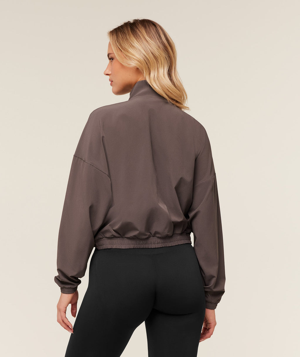 gymshark-training-everyday-woven-jacket-jackets-outerwear-brown-ss26