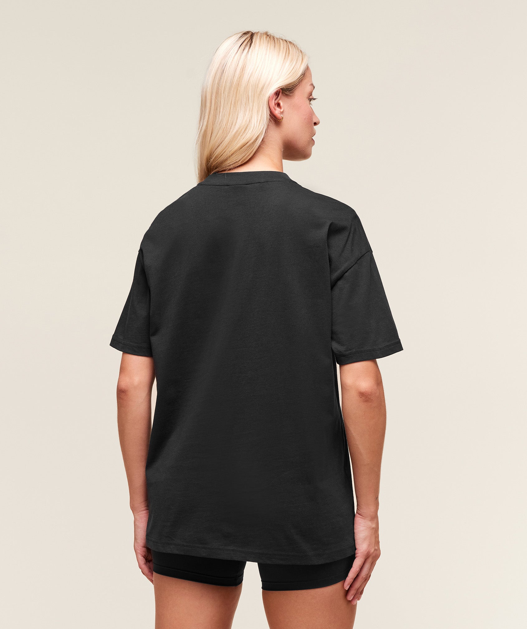gymshark-training-oversized-t-shirt-black-logo
