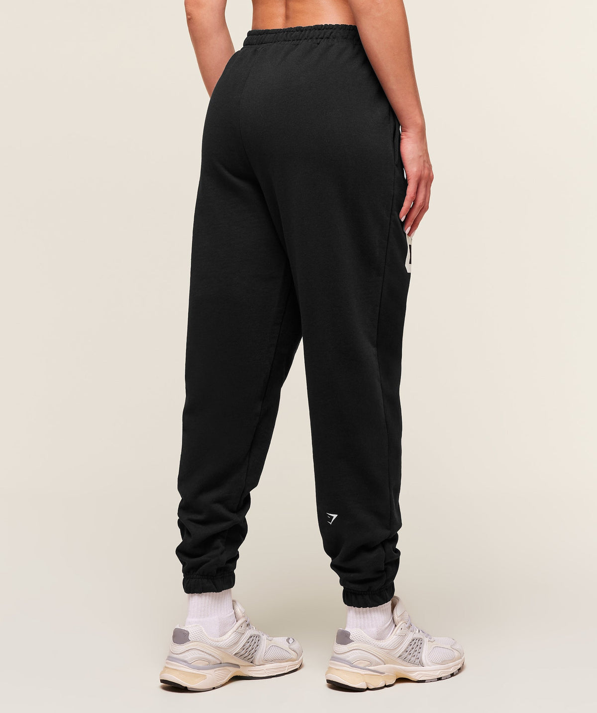 gymshark-varsity-graphic-oversized-jogger-pants-black-ss25