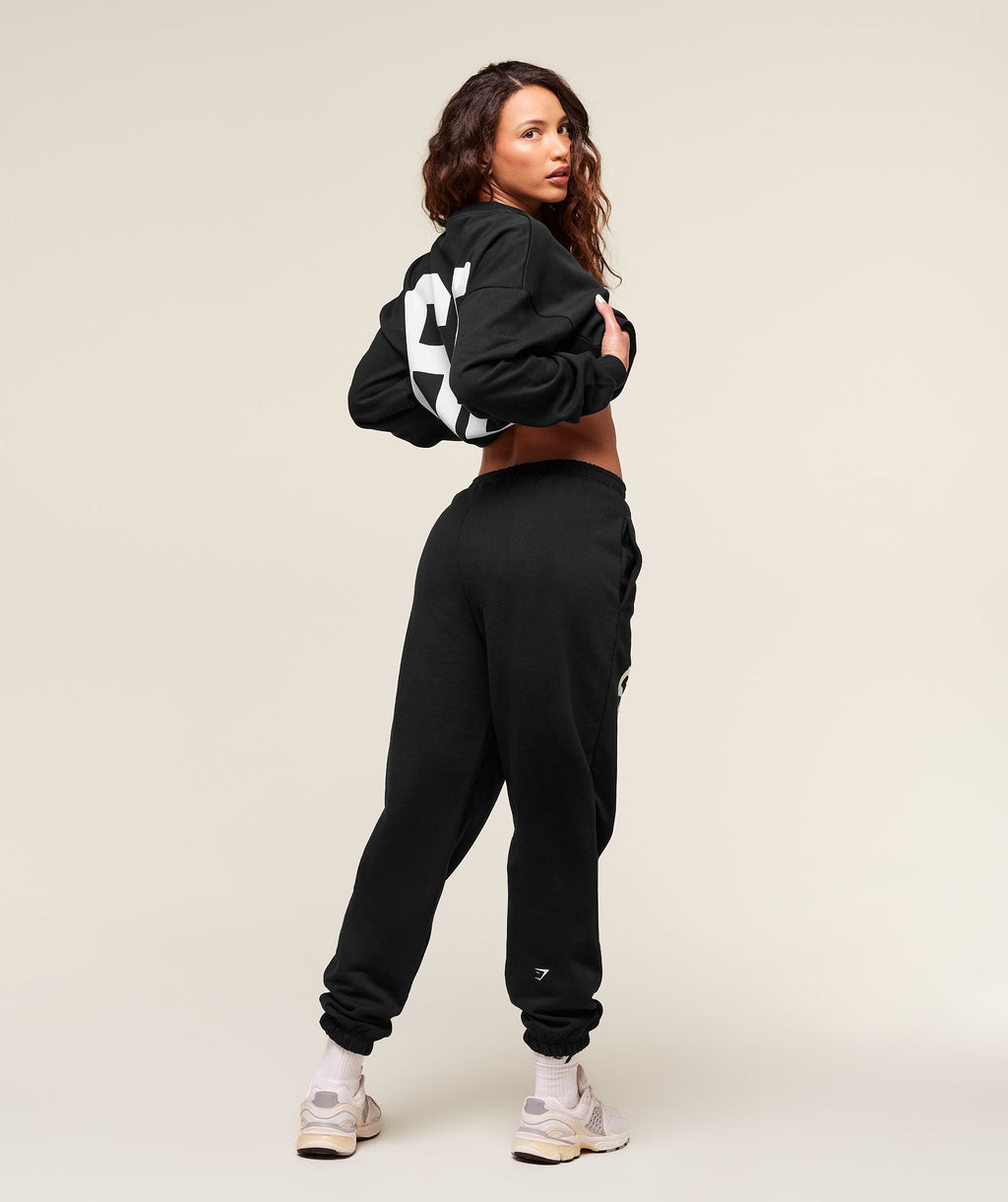 gymshark-varsity-graphic-oversized-jogger-pants-black-ss25