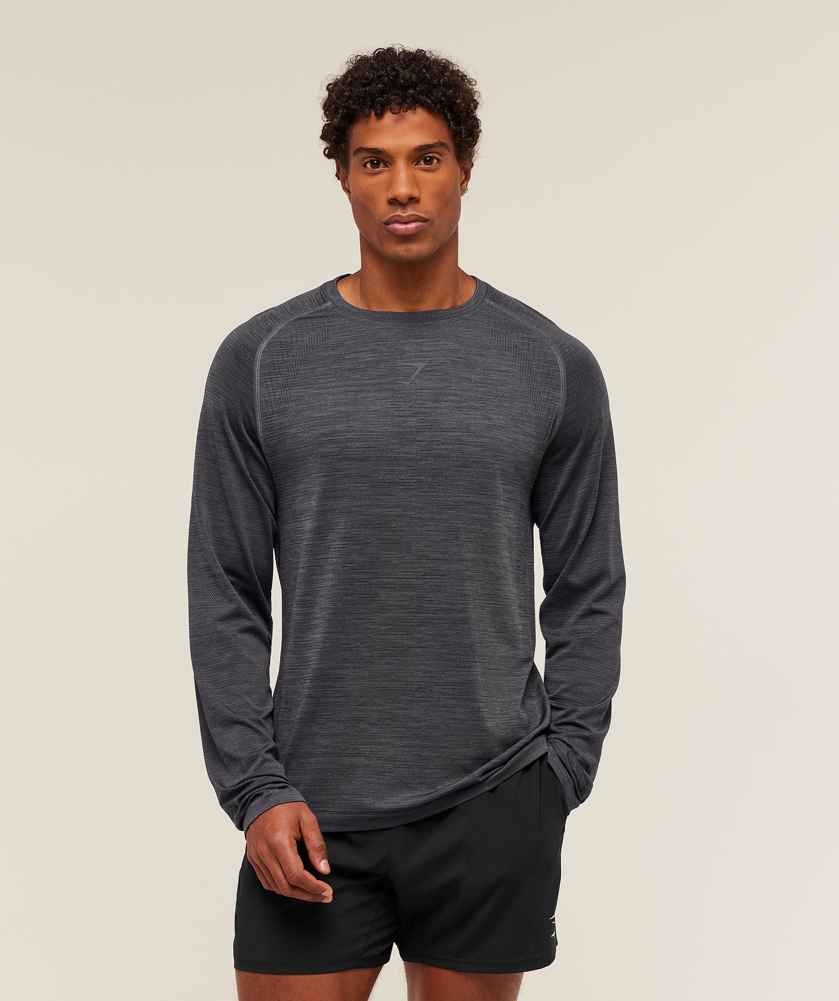 gymshark-versatile-seamless-long-sleeve-t-shirt-ls-tops-grey-aw25