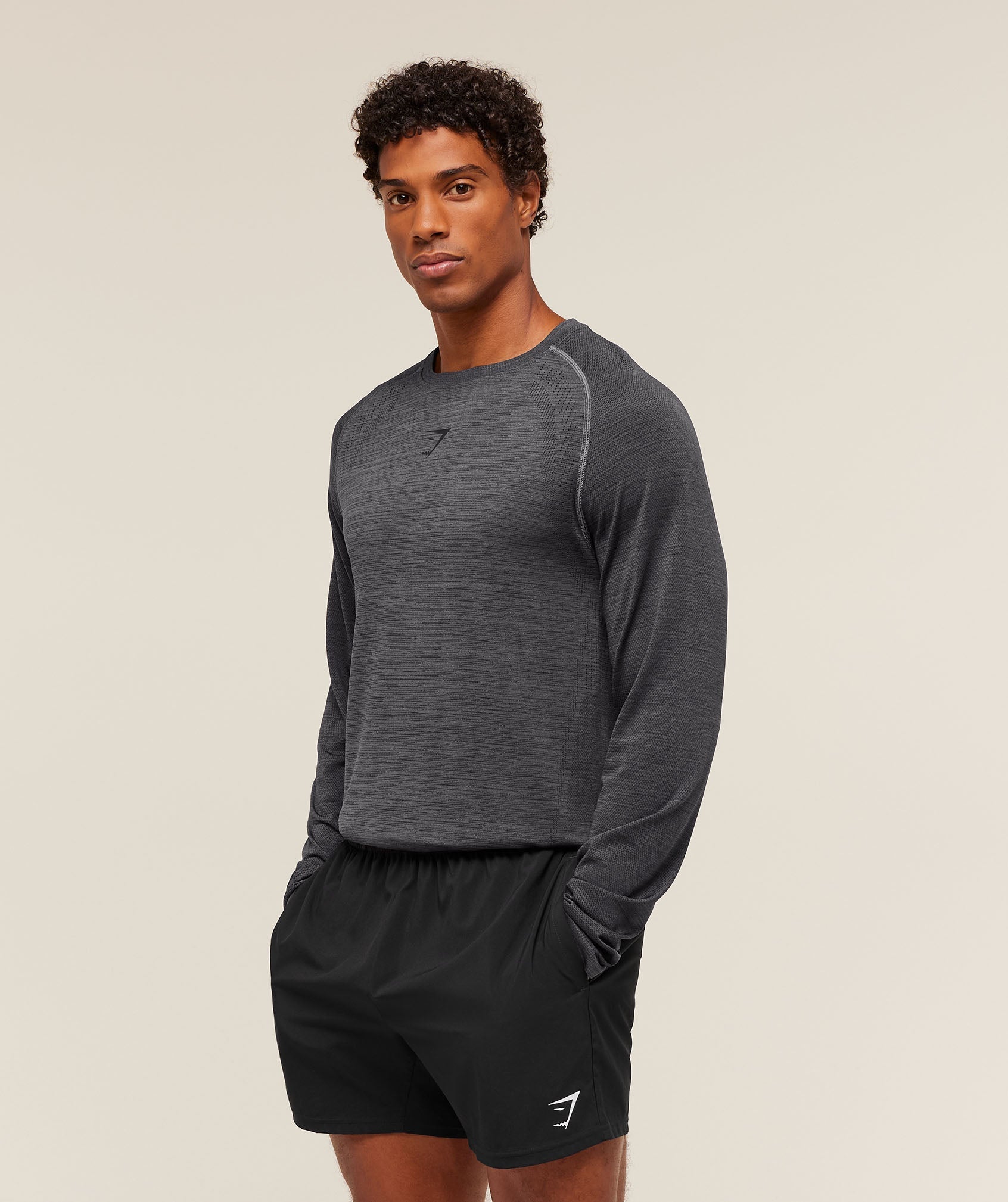 gymshark-versatile-seamless-long-sleeve-t-shirt-ls-tops-grey-aw25