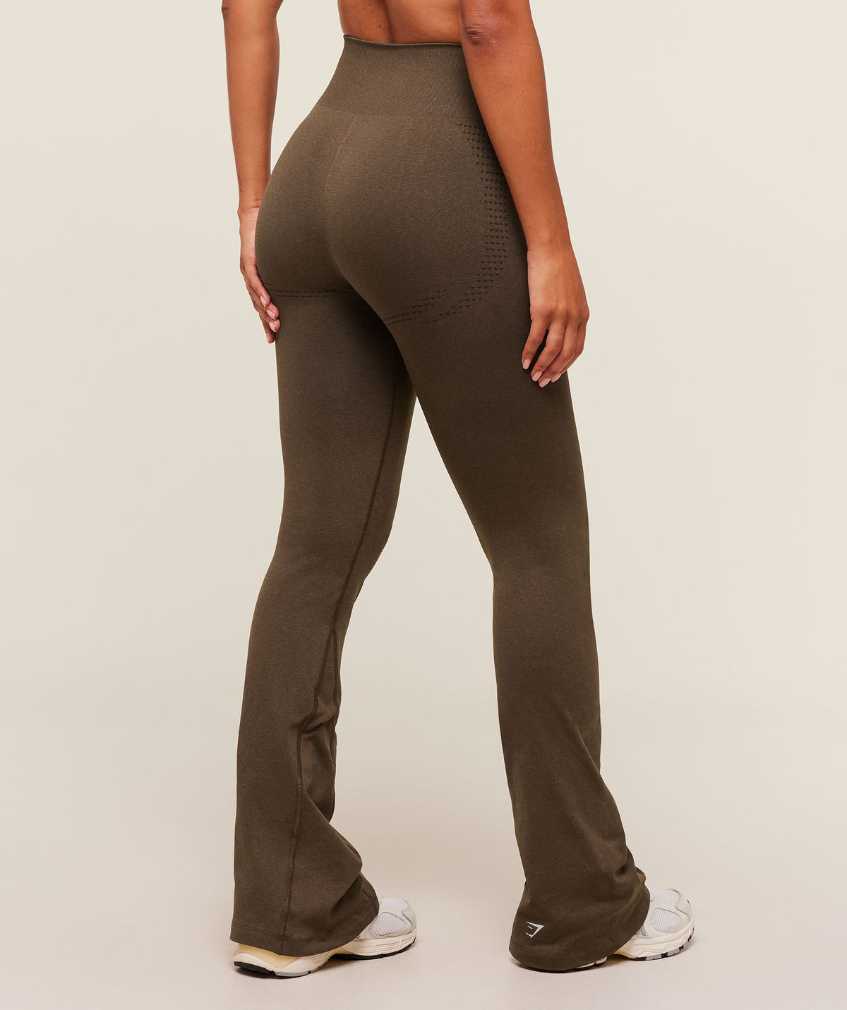 gymshark-vital-sculpt-seamless-flared-legging-leggings-brown-aw25