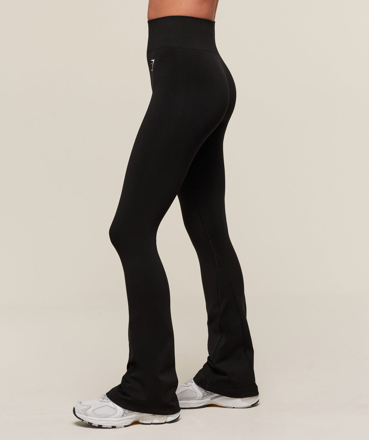 gymshark-vital-sculpt-seamless-flared-legging-leggings-black-ss25