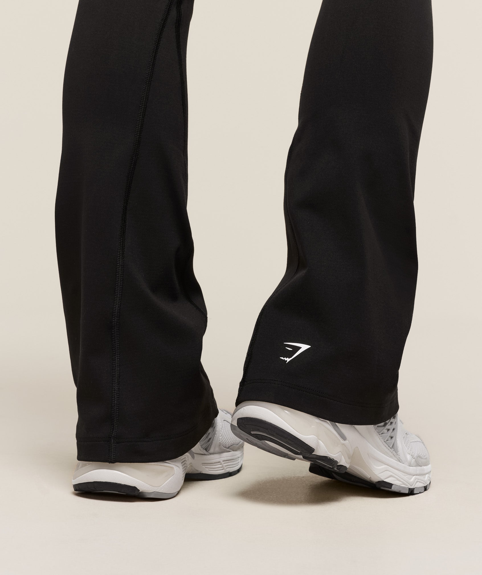gymshark-vital-sculpt-seamless-flared-legging-leggings-black-ss25