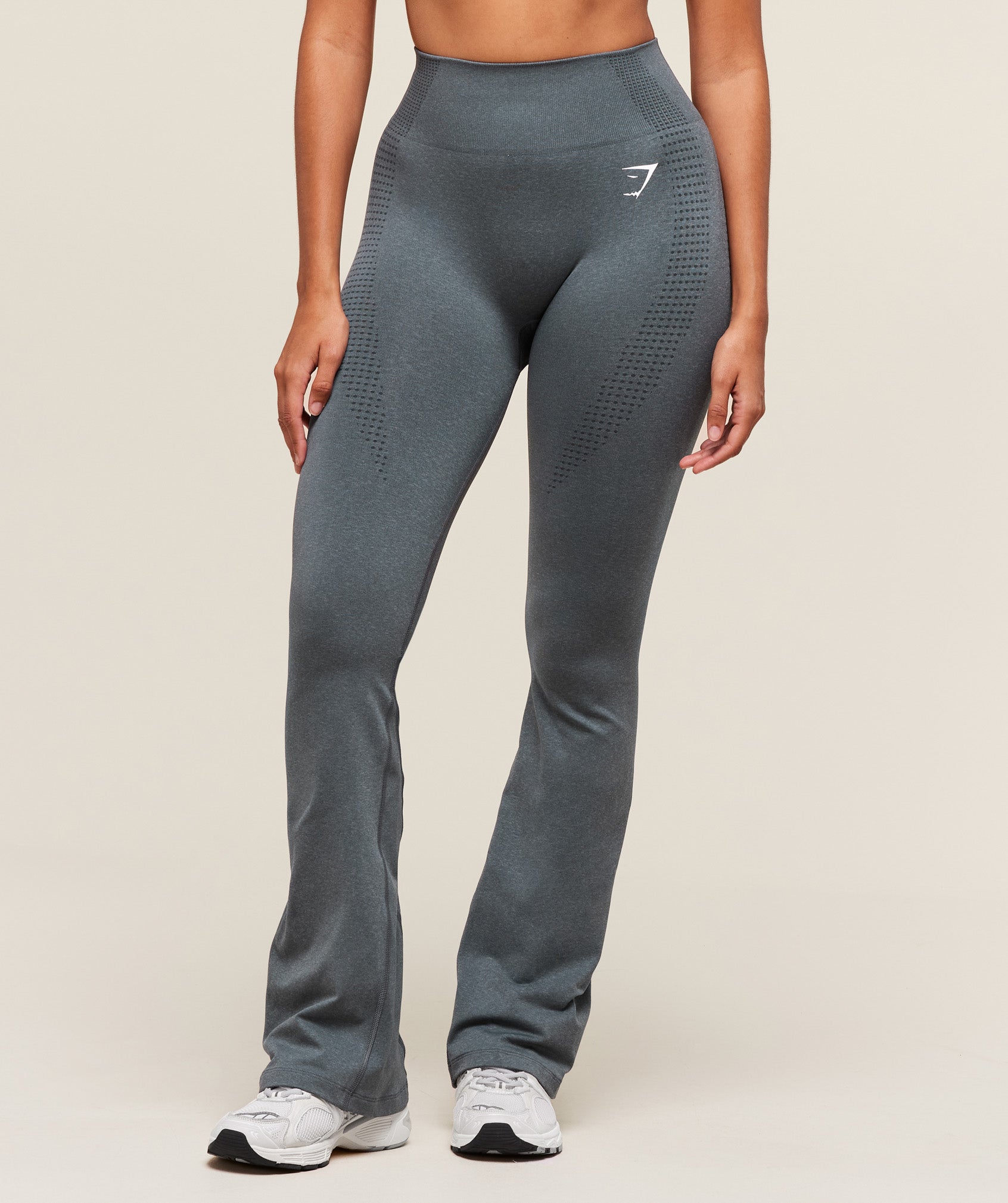 gymshark-vital-sculpt-seamless-flared-legging-leggings-grey-ss25