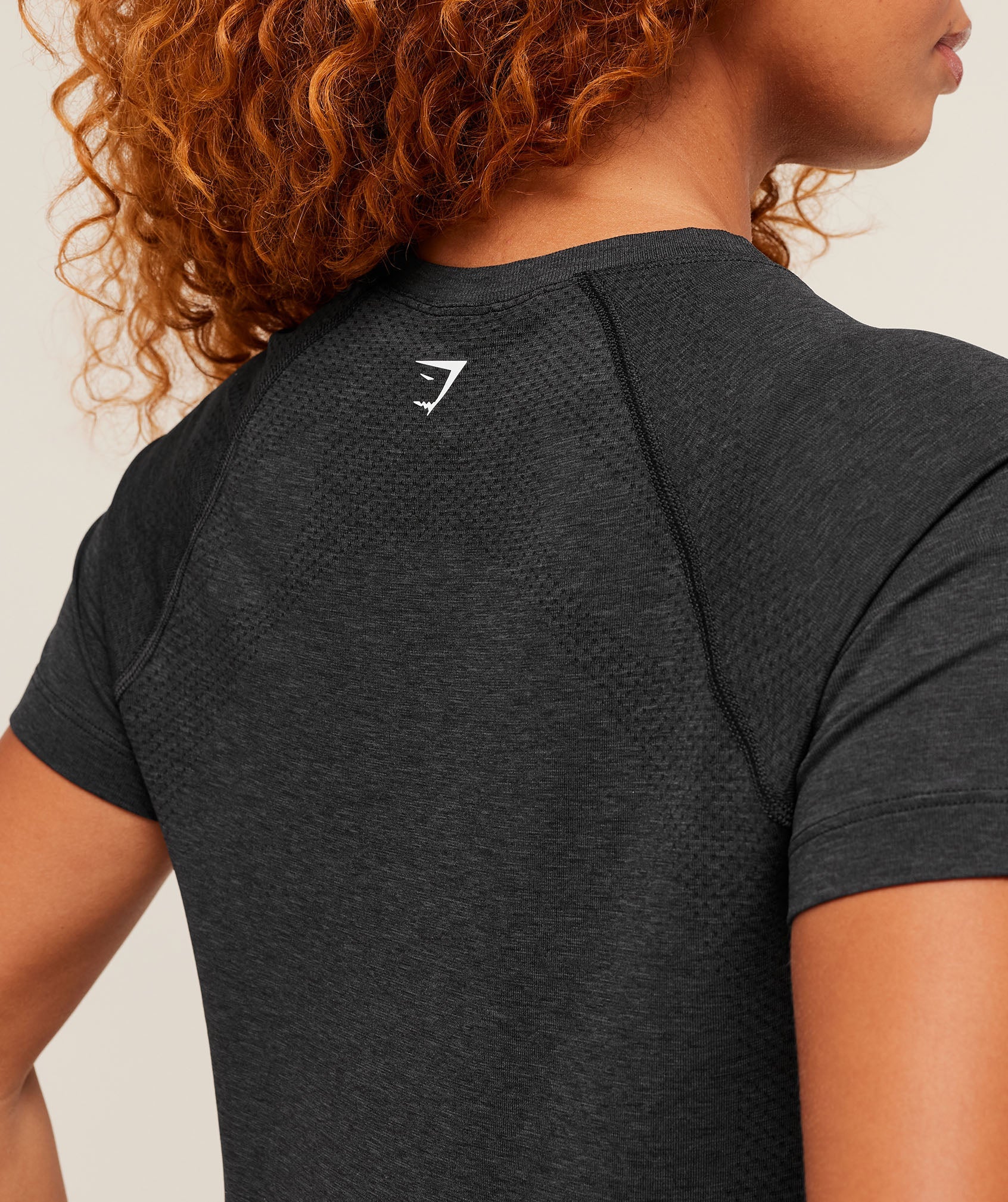 gymshark-vital-seamless-2-0-light-t-shirt-black-marl-ss22