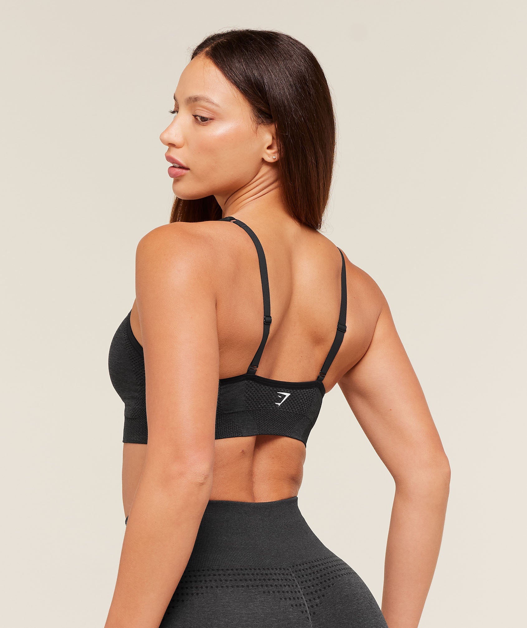 gymshark-vital-seamless-2-0-v-neck-sports-bra-black-marl-aw22
