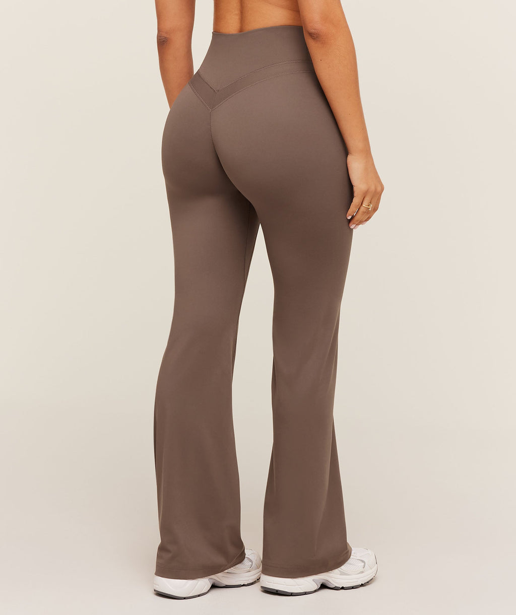 gymshark-gymshark-x-whitney-simmons-short-flared-leggings-leggings-brown-aw25