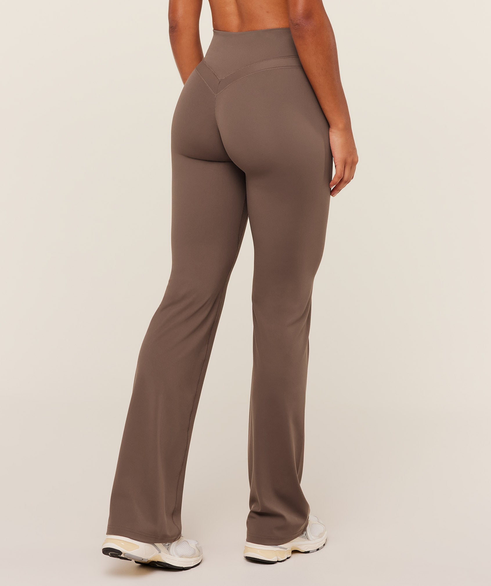 gymshark-gymshark-x-whitney-simmons-tall-flared-leggings-leggings-brown-aw25