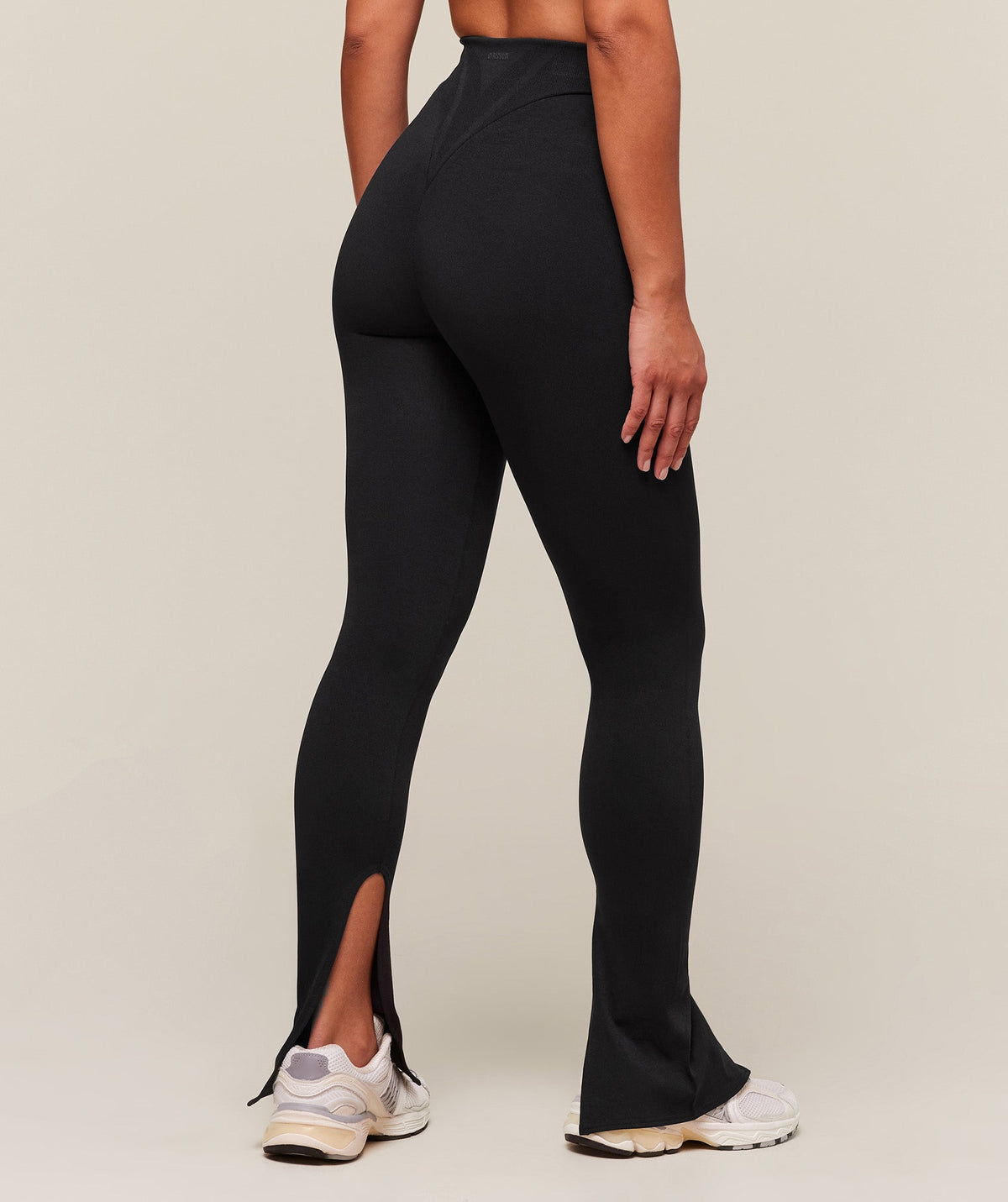 gymshark-everywear-warp-knit-flare-legging-leggings-black-ss24