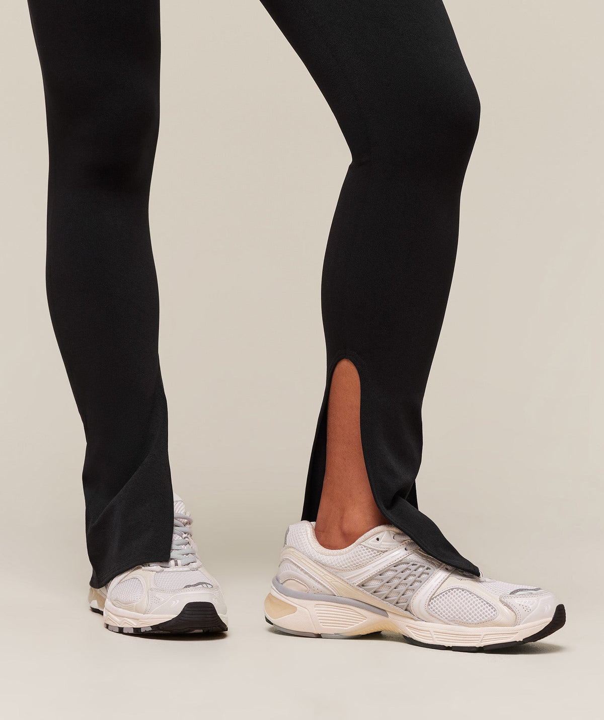 gymshark-everywear-warp-knit-flare-legging-leggings-black-ss24
