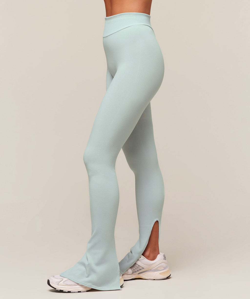 gymshark-everywear-warp-knit-flare-legging-leggings-blue-ss24