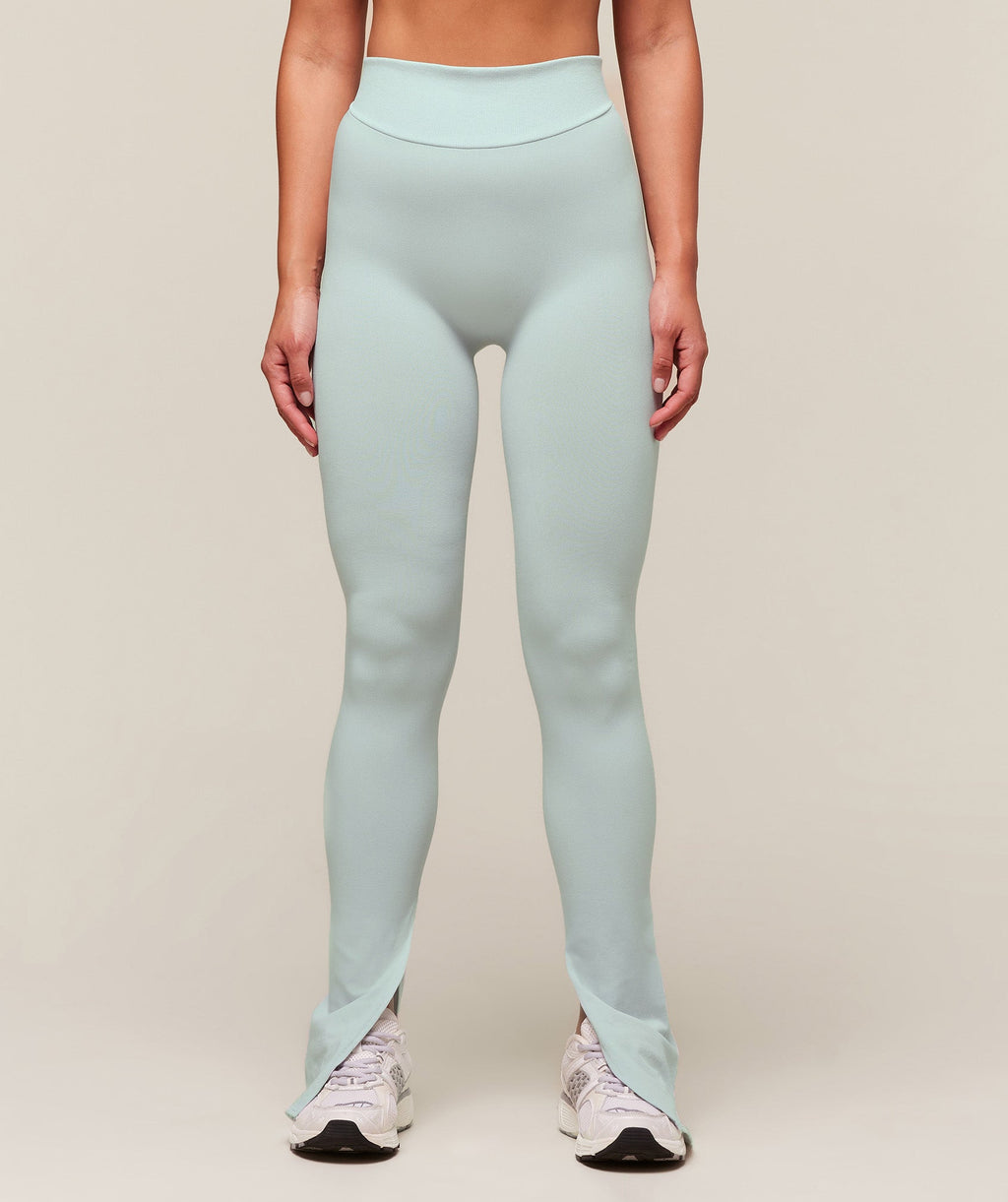 gymshark-everywear-warp-knit-flare-legging-leggings-blue-ss24
