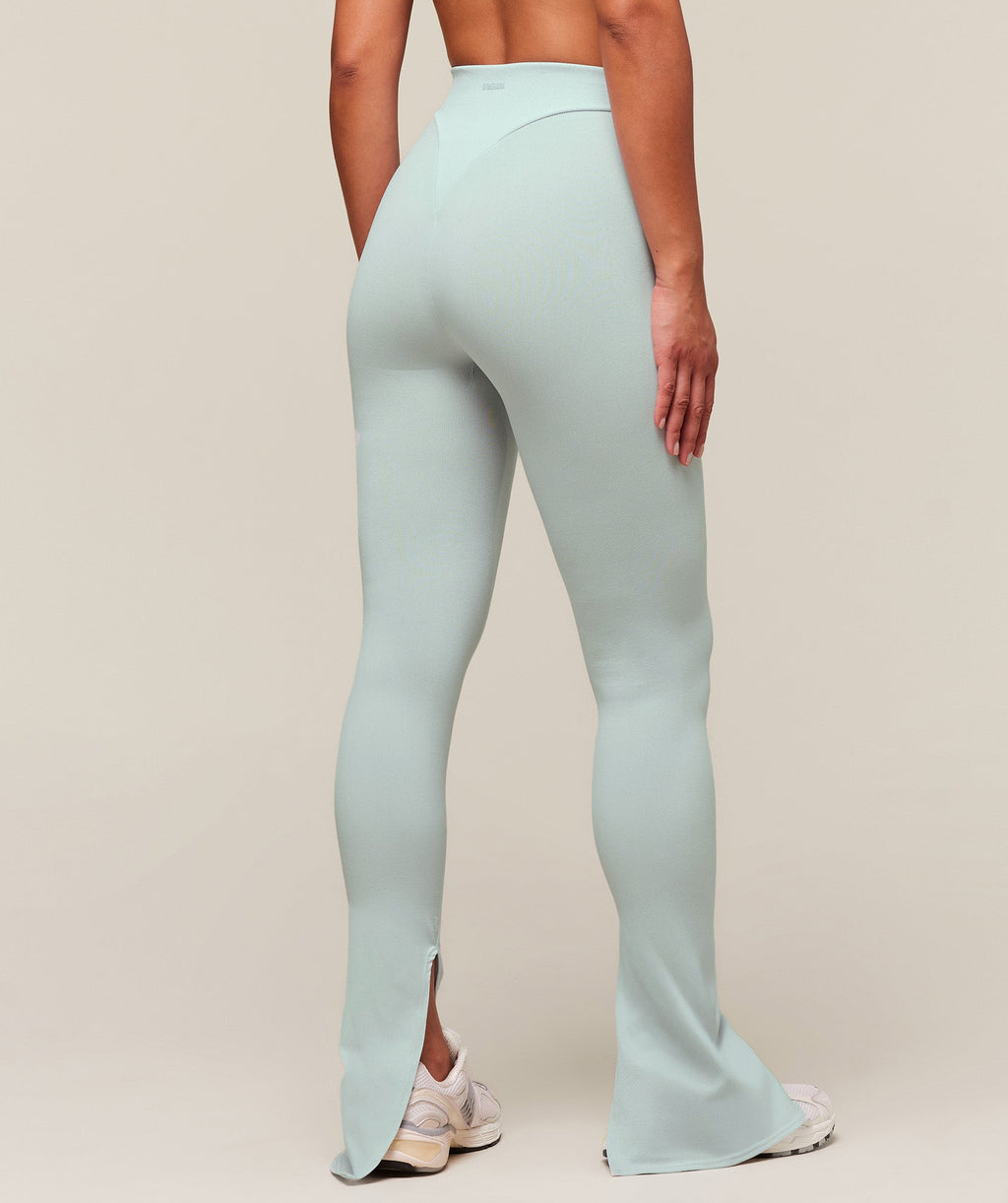 gymshark-everywear-warp-knit-flare-legging-leggings-blue-ss24