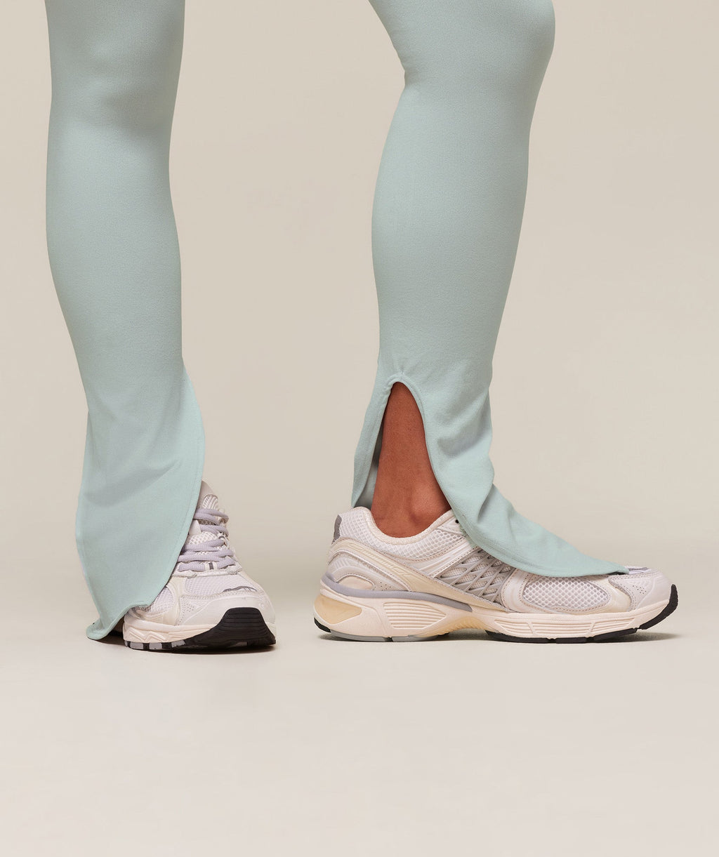 gymshark-everywear-warp-knit-flare-legging-leggings-blue-ss24