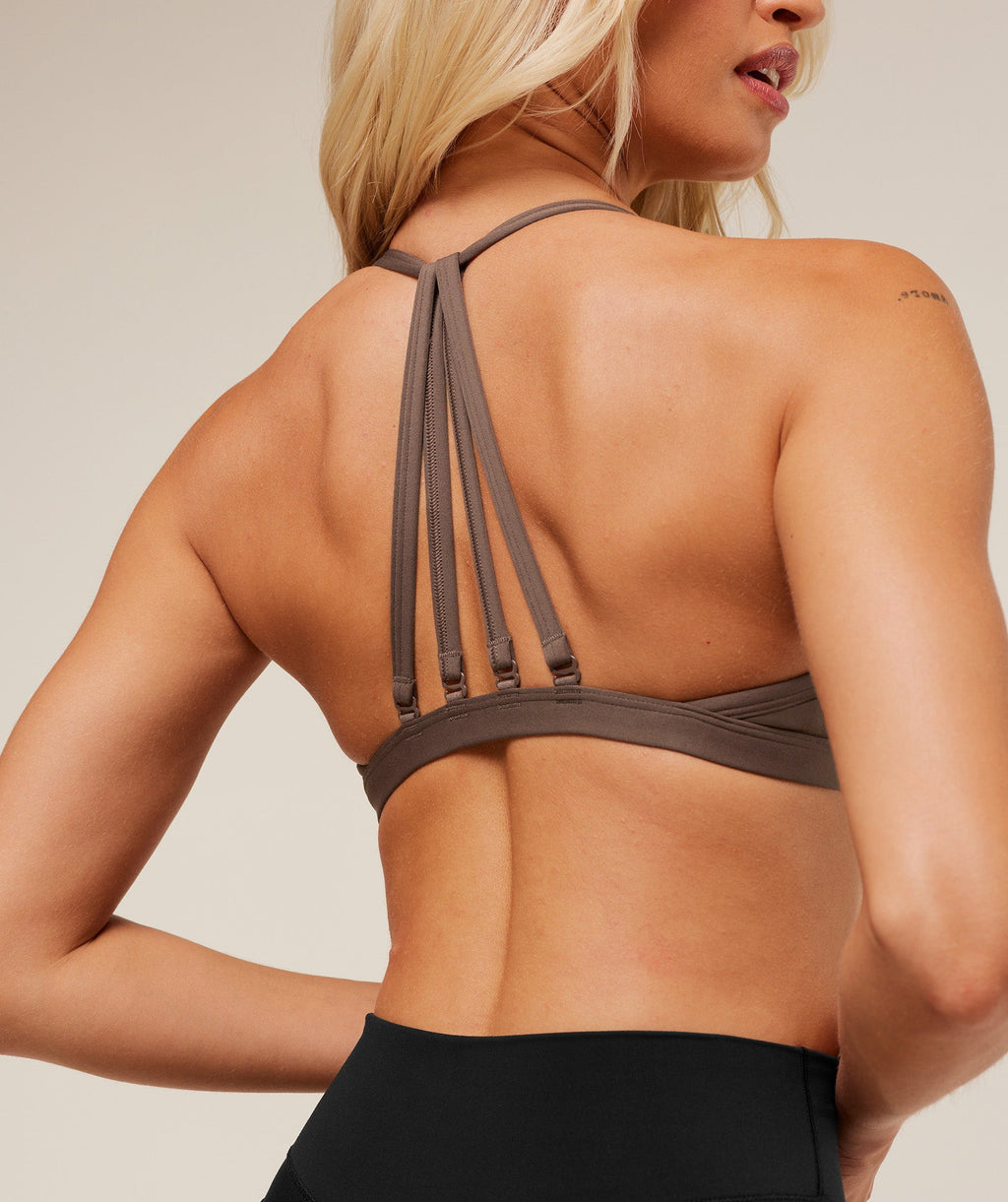 gymshark-minimal-sports-bra-sports-bras-brown-aw25