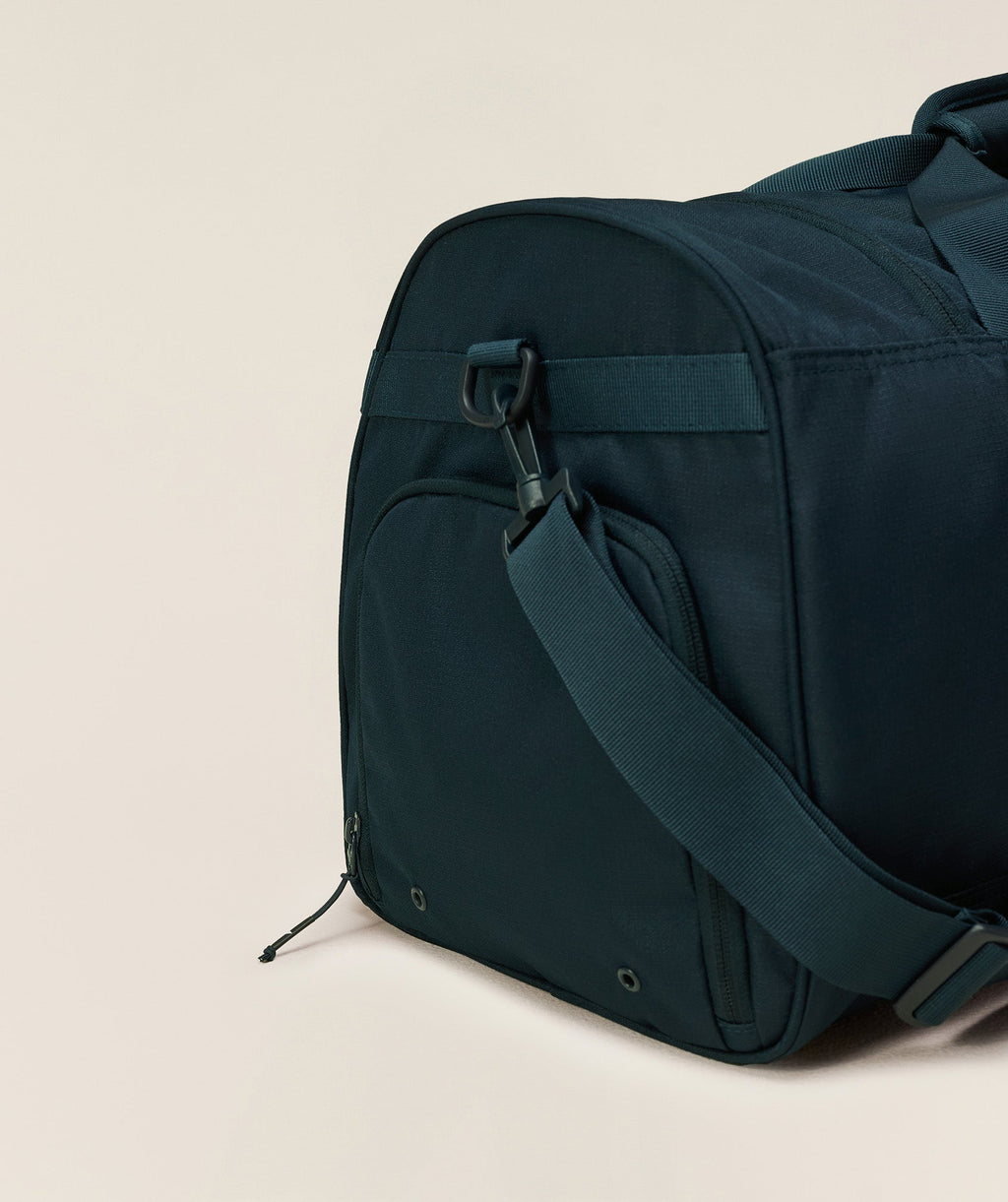 gymshark-active-holdall-medium-bags-blue-aw25