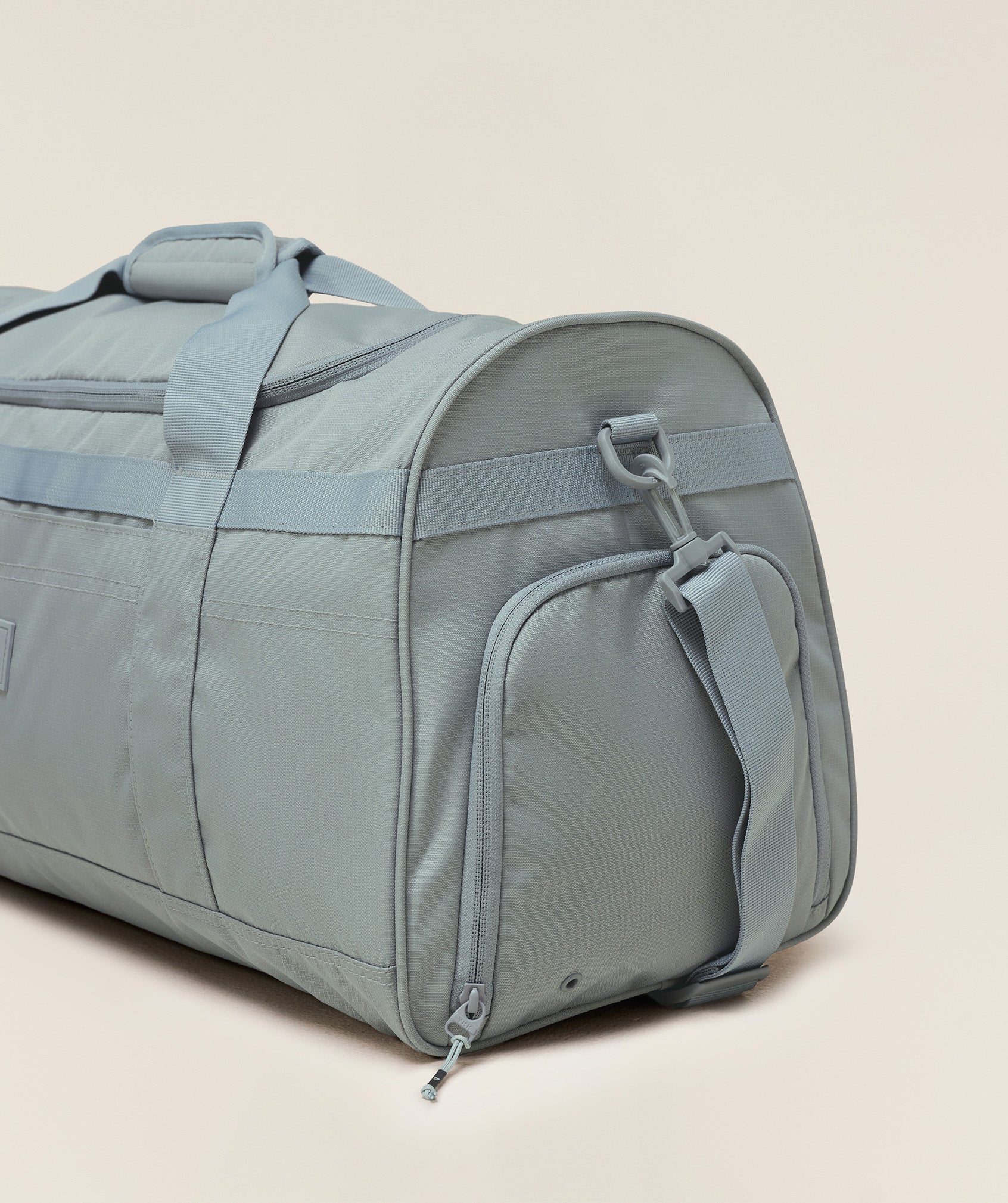 gymshark-active-holdall-medium-bags-grey-aw25
