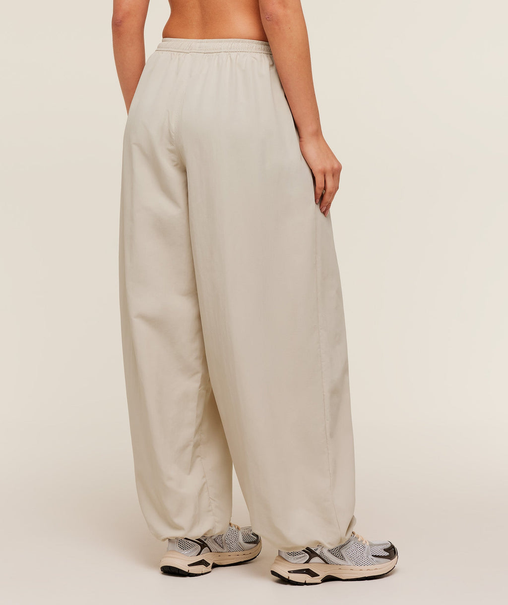 gymshark-weekend-lifestyle-parachute-pant-pants-grey-ss26